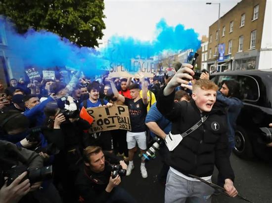 4月20日，一群英格兰球迷在街上示威，对欧超的成立表示抗议